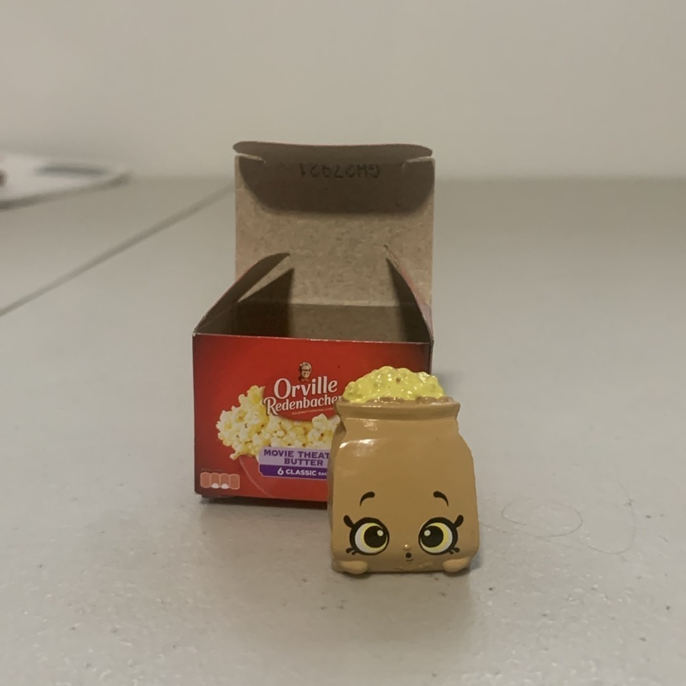 Shopkins Cornelia Popcorn Little Shopper Figure & Popcorn Box